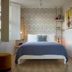 Mittelgroßes Zimmer mit Kingsize-Bett
